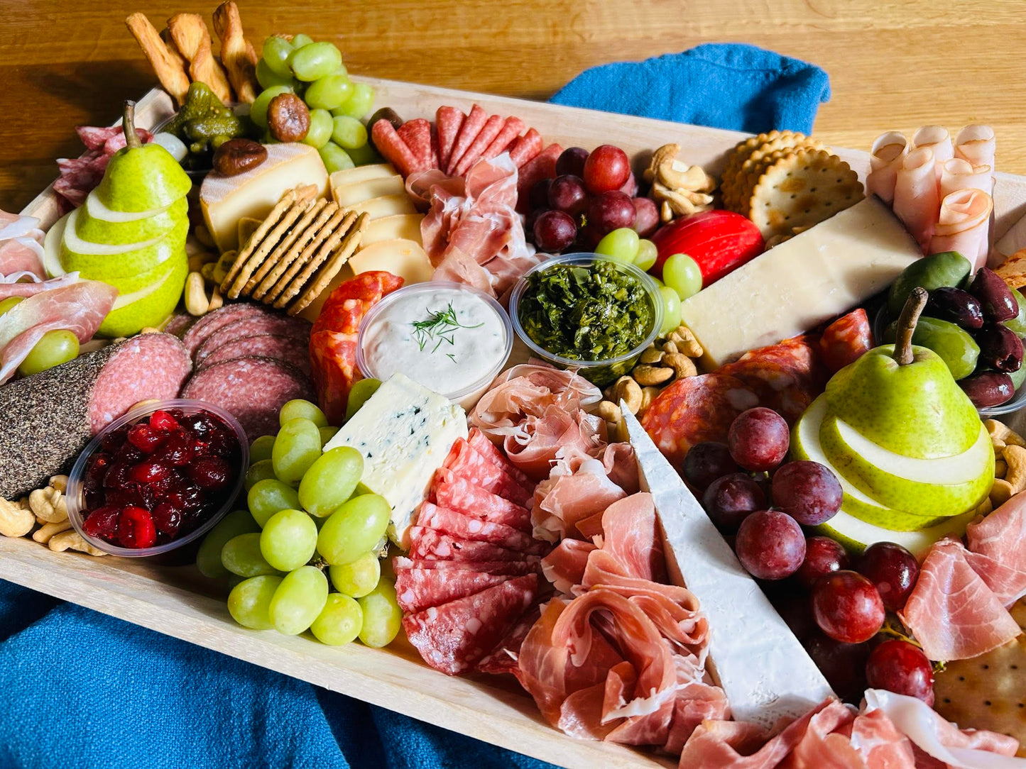 Medium Charcuterie Board-( Serves 10-12 People)